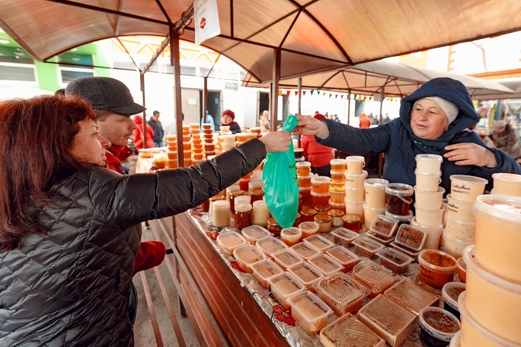 Ярмарка тюмень. Михайловский рынок Тюмень. Рыбный рынок в Тюмени Михайловский рынок. Михайловский рынок Тюмень рыба. Ярмарка Михайловский.